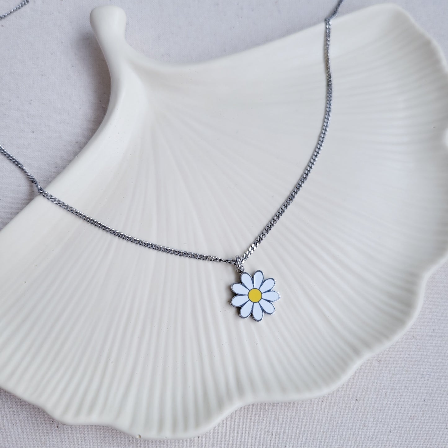 Daisy Pendant Necklace