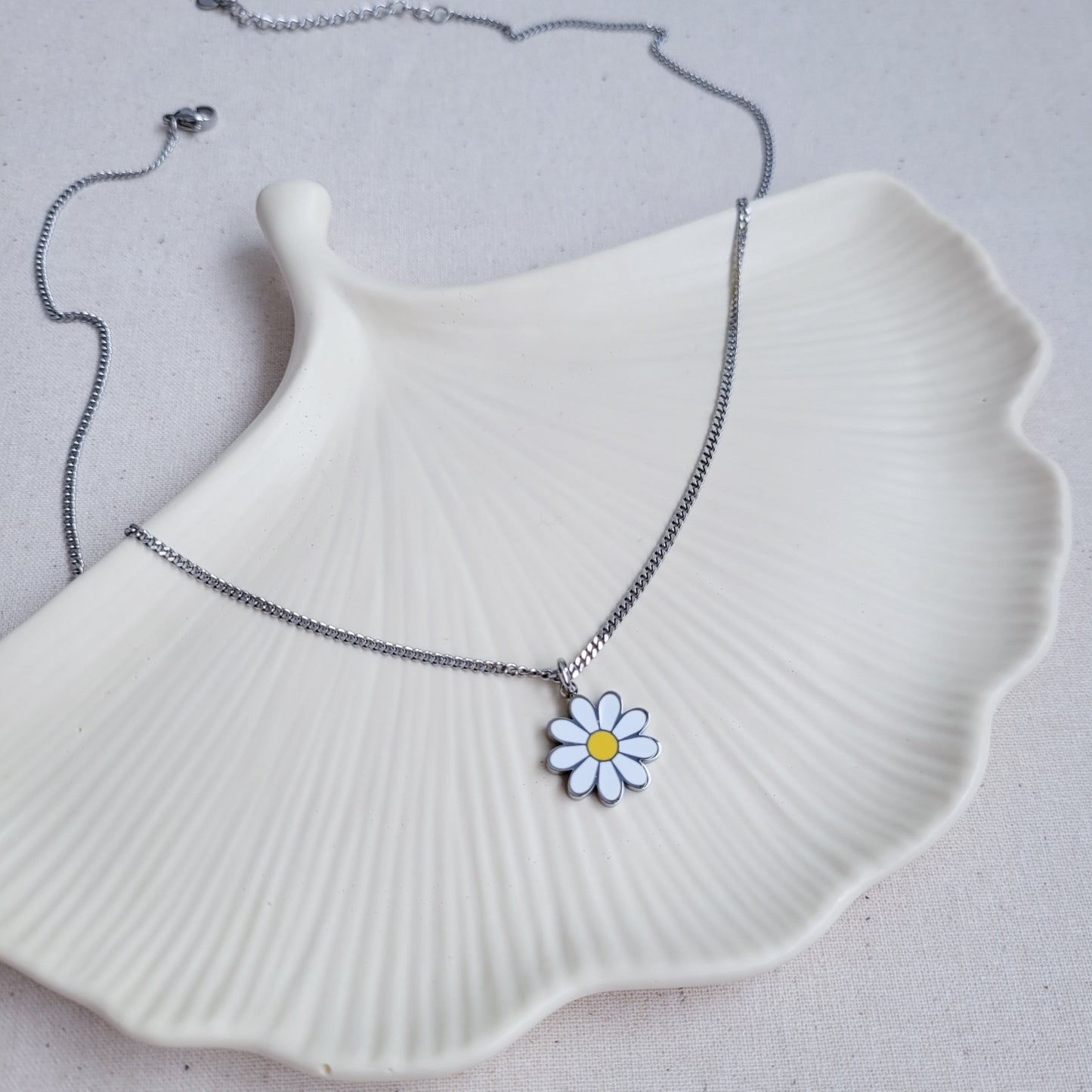 Daisy Pendant Necklace